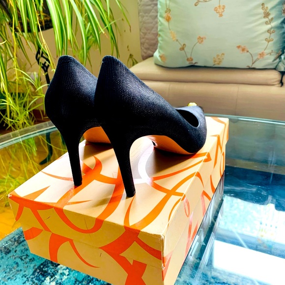 ✨ Via Spiga✨ Black V-Idalis Textured Leather Pumps - Picture 4 of 13